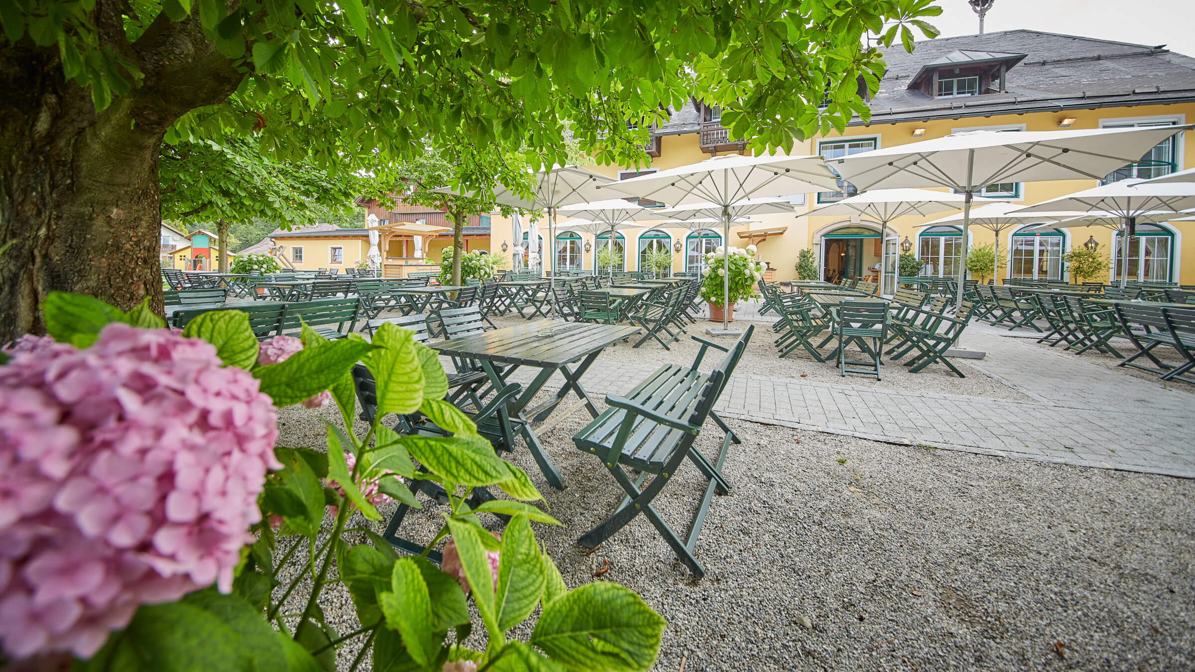 Gastgarten im Gasthaus Pföegerbrücke in Grödig bei Salzburg